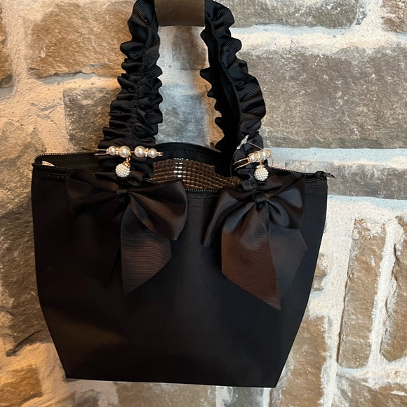 Boujee Black Insulated Lunch Tote Bag with Ruffled Handles and charms new - Picture 4 of 9